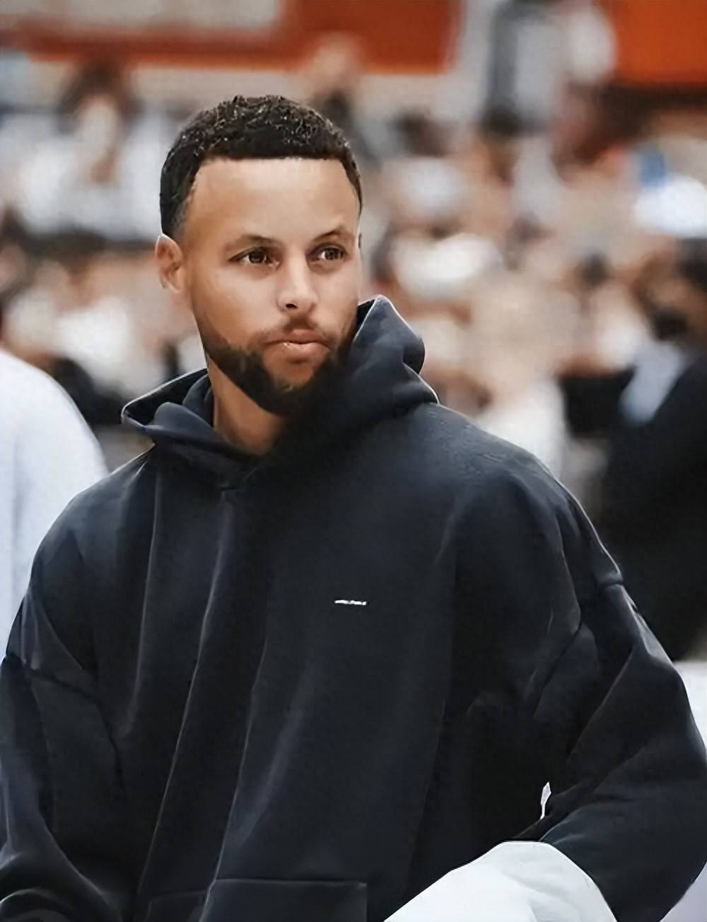 形成鲜明对 形成鲜明对